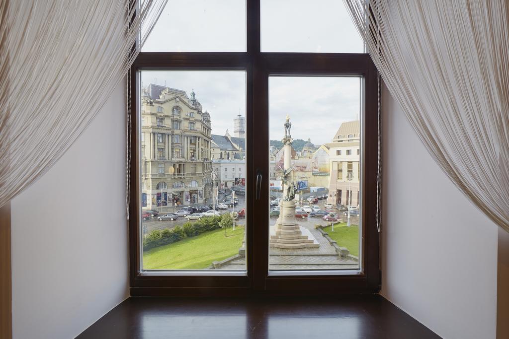 Apartment Mitskevycha Square 5 Lviv Extérieur photo